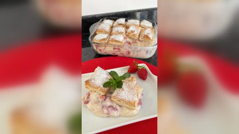 Çilekli Kremalı Milföy Pasta