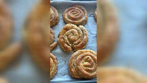 Ispanaklı El Açması Gül Böreği