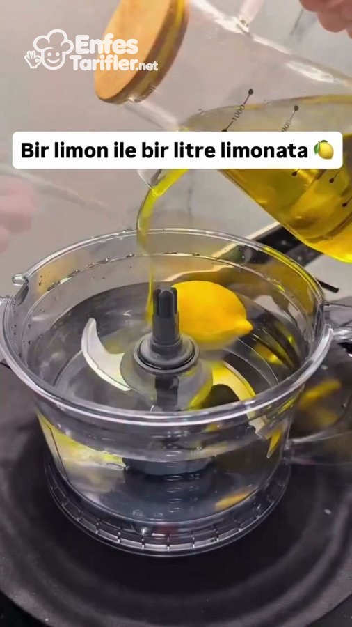 Limon ve su bulunan mutfak robotuna zeytinyağı eklenmesi