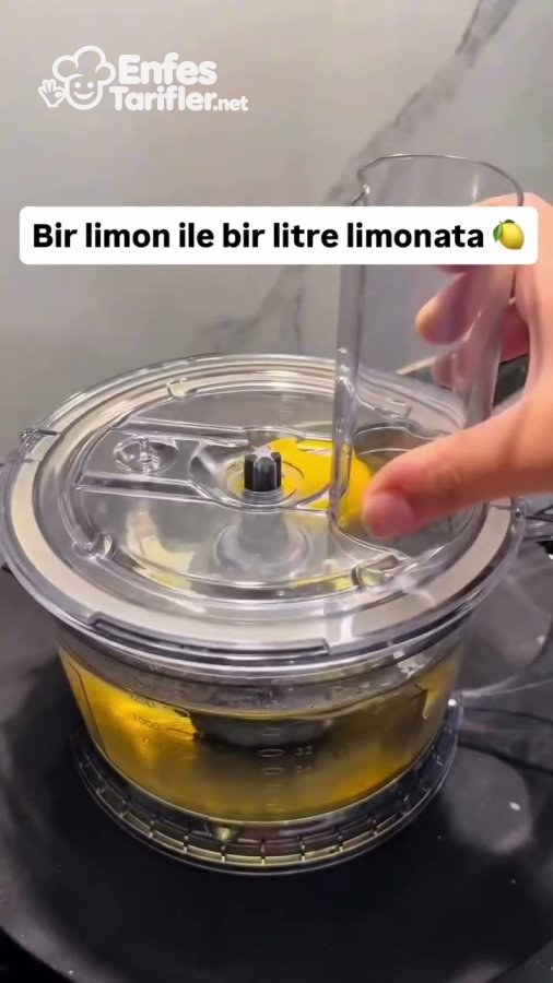 Limonata malzemeleri bulunan mutfak robotunun kapağının kapatılması