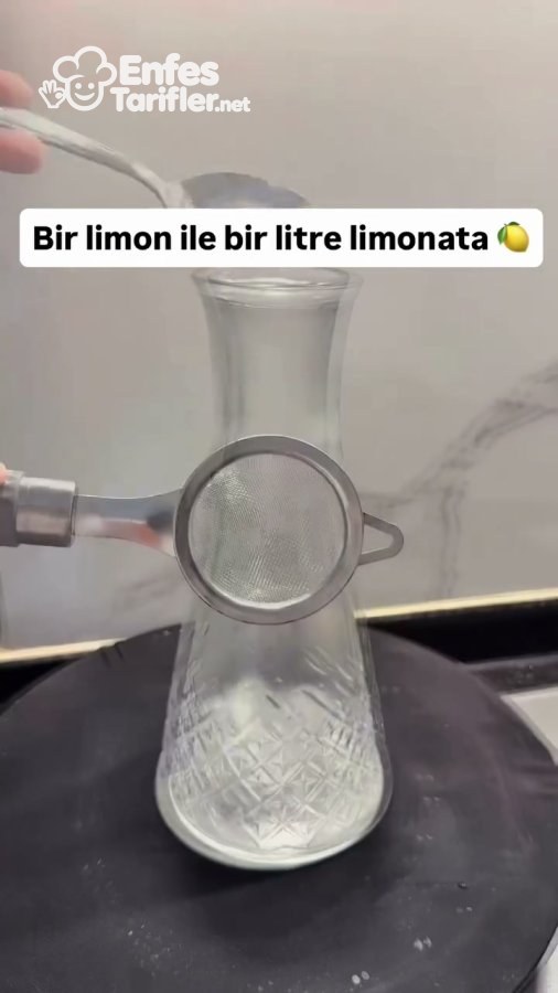 Limonatayı süzmek için sürahinin ağzına yerleştirilen süzgeç