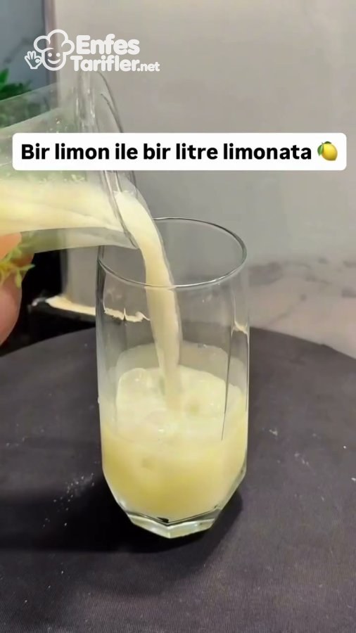 Sürahiden buz dolu bardağa limonata dökülmesi