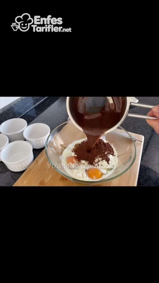 Eritilmiş çikolatanın yumurta ve kuru malzemelerin bulunduğu cam kaba eklenmesi
