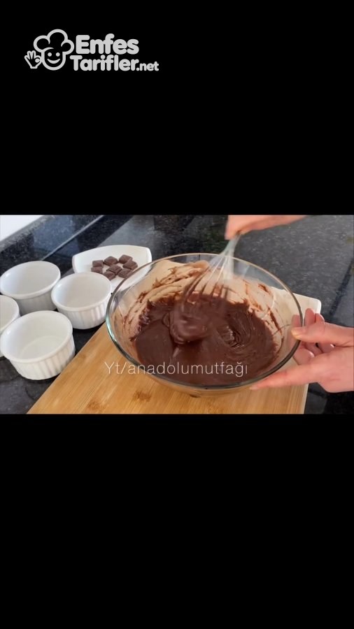 Çikolatalı sufle harcının cam kasede tel çırpıcıyla karıştırılması