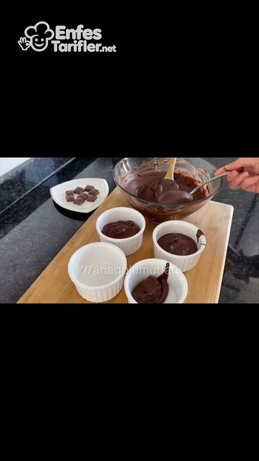 Çikolatalı harcın beyaz sufle kaplarına kaşıkla paylaştırılması