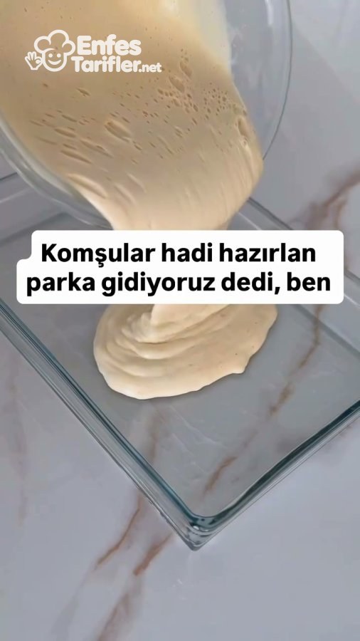 Kek hamurunun dikdörtgen cam fırın kabına dökülmesi