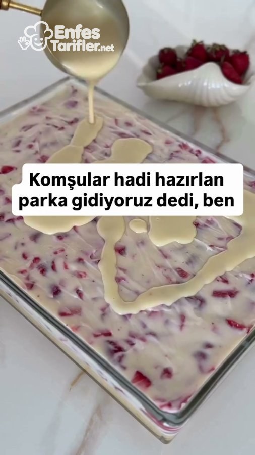 Çilekli krema katının üzerine beyaz çikolatalı ganaj dökülmesi