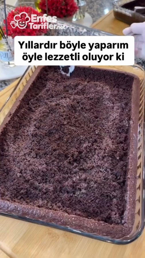 Borcamdaki kakaolu kekin tabanı ve kenarları korunarak iç kısmının çıkarılması
