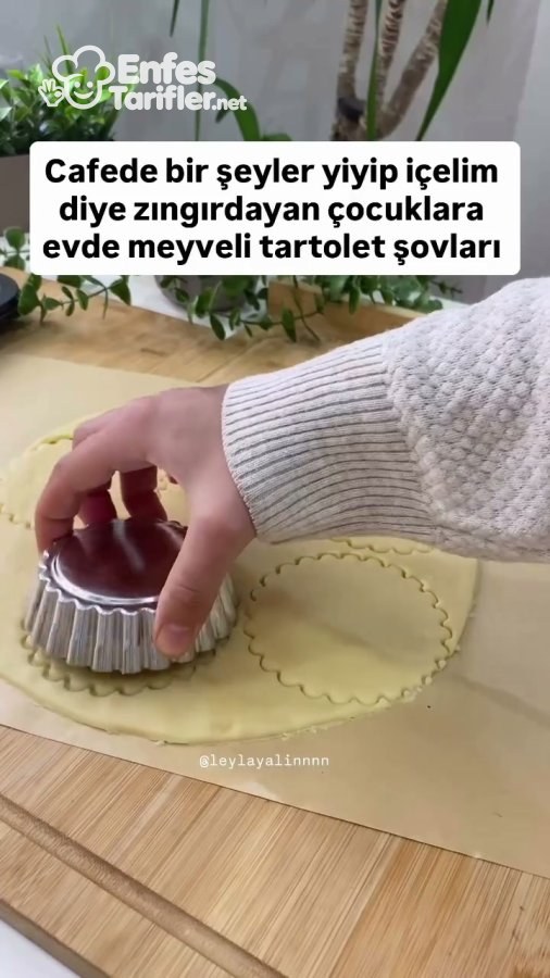Açılmış tart hamurundan kenarları tırtıklı kalıpla yuvarlak parçalar kesilmesi