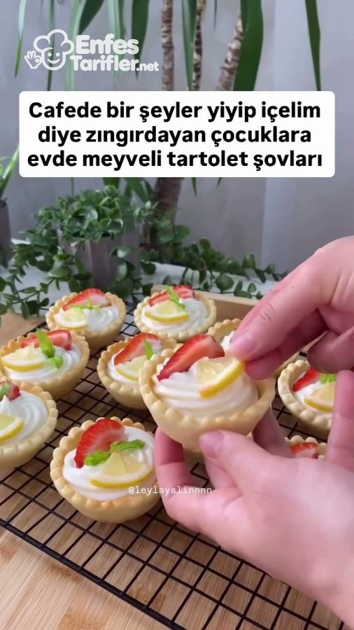 Krema dolgulu tartoletin çilek ve ince limon dilimiyle süslenmesi