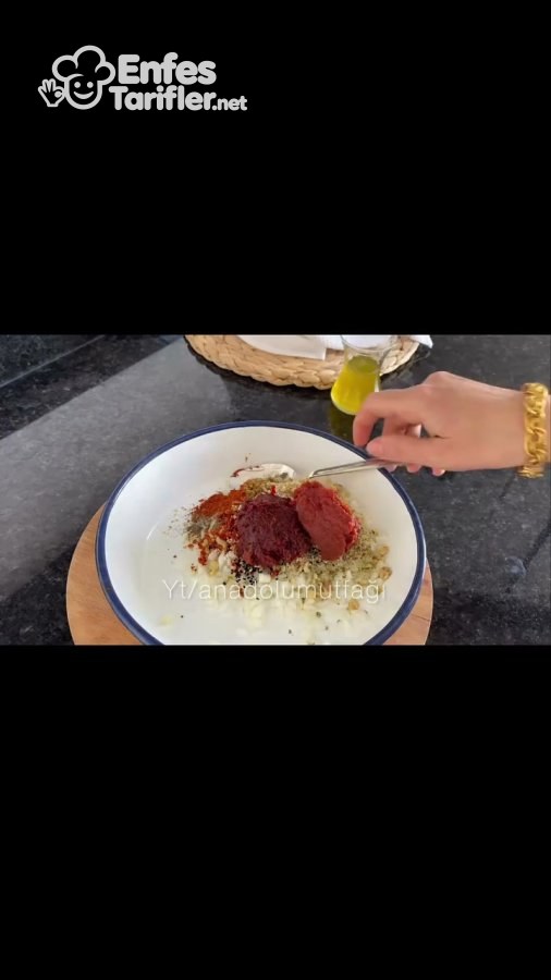 Soğan, salça ve baharatların biberli ekmek harcı için bir araya getirilmesi