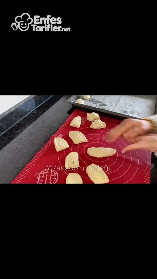 Tezgâh üzerinde küçük bezelere ayrılan ekmek hamuru
