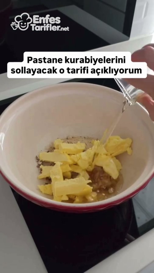 Yoğurma kabındaki tereyağı ve diğer hamur malzemelerine sıvı yağ eklenmesi