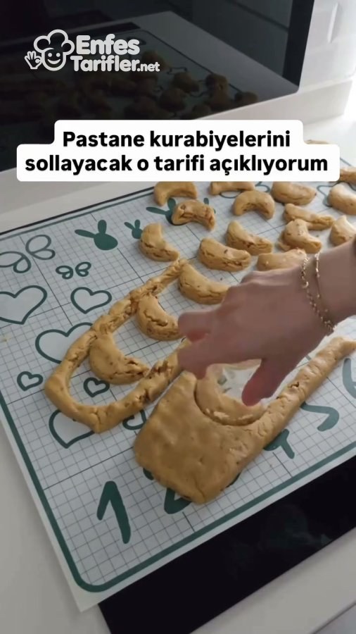 Cevizli kurabiye hamurunun bardakla ay şeklinde kesilmesi