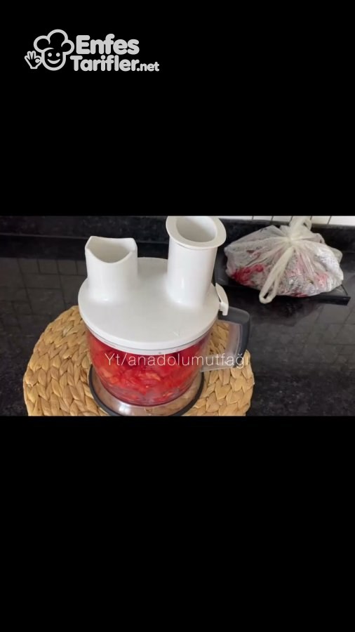 Mutfak robotunda parçalanan kırmızı biberler