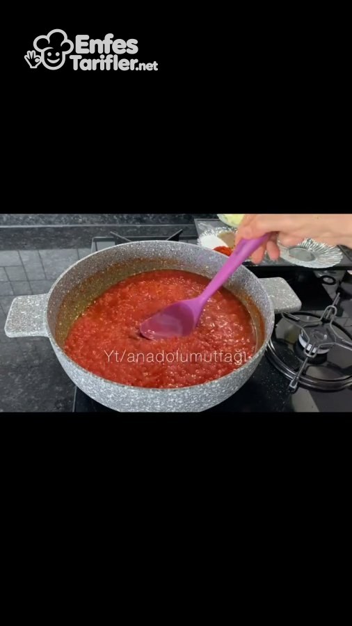 Tencerede spatulayla karıştırılarak pişirilen kırmızı kahvaltılık sos