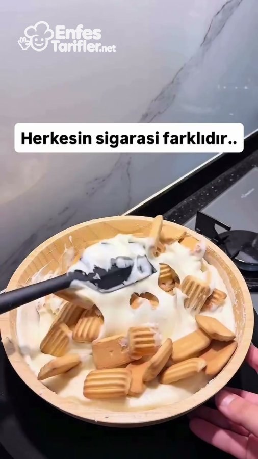 Cici Bebe bisküvilerinin muhallebiye eklenip spatulayla karıştırılması