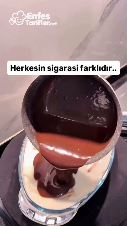 Cam kaptaki bisküvili kremanın üzerine çikolatalı ganaj dökülmesi