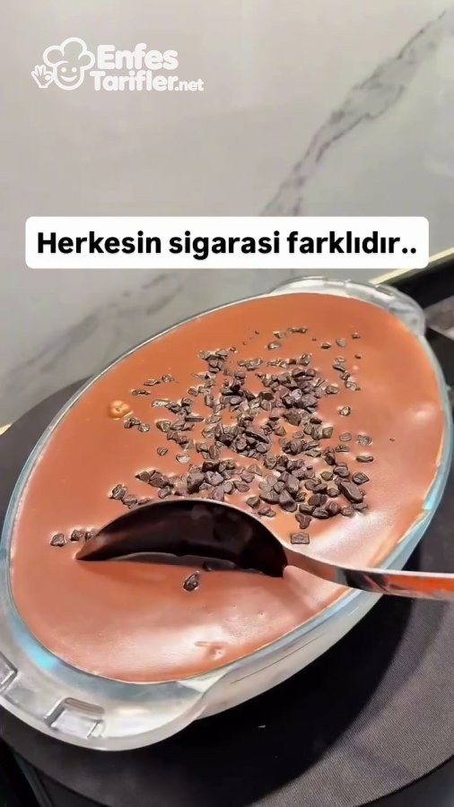Çikolata ganajlı Cici Bebeli tatlının cam kaptan kaşıkla servis edilmesi