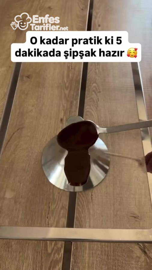 Uzun servis tabağına kaşıkla çikolata sosu dökülmesi