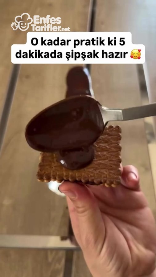 Elde tutulan kakaolu bisküvinin üzerine çikolata sosu dökülmesi