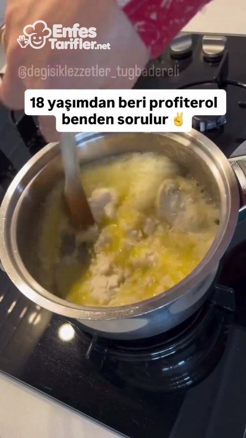 Profiterol hamuru için unun tenceredeki yağlı suyla karıştırılması