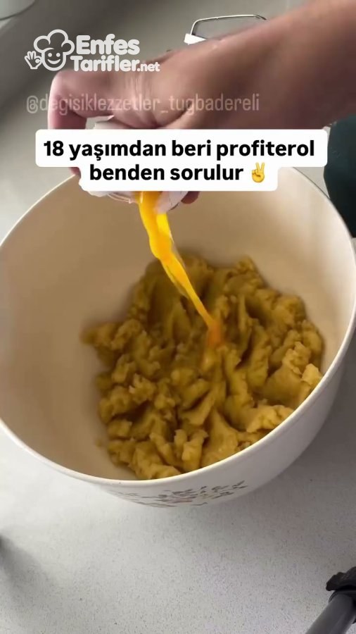 Soğumuş profiterol hamuruna yumurta eklenmesi