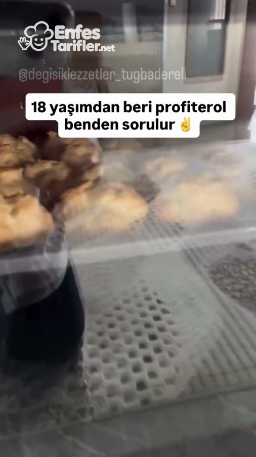 Fırında kabarıp kızaran profiterol hamurları