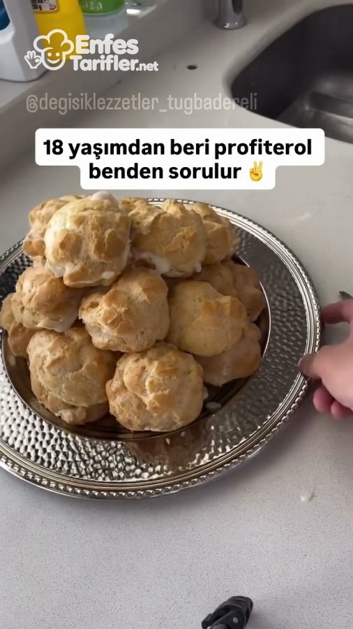 Muhallebiyle doldurulup servis tabağına dizilmiş profiterol topları
