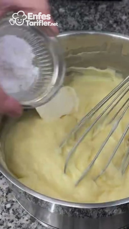 Pişmiş pastacı kremasına margarin ve vanilya eklenmesi