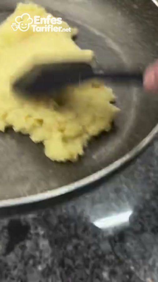 Şu hamurunun ocakta spatulayla karıştırılarak toparlanması