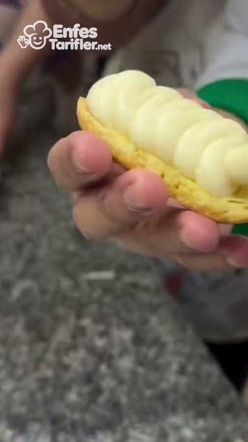 Ekler hamurunun içine sıkma torbasıyla pastacı kreması doldurulması