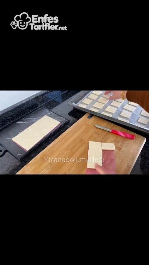 Küçük dikdörtgenler halinde kesilerek tepsiye dizilen milföy hamurları