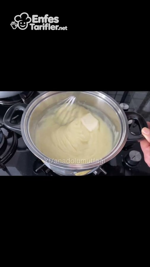 Tenceredeki pişmiş kremaya tereyağı eklenerek karıştırılması