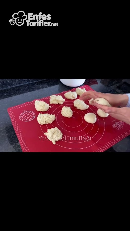 Hamur parçalarının tezgâh üzerinde yuvarlanarak beze yapılması