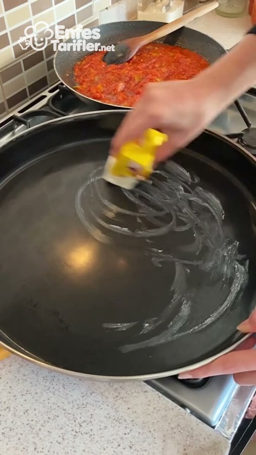 Makarnanın yerleştirileceği yuvarlak fırın tepsisinin yağlanması