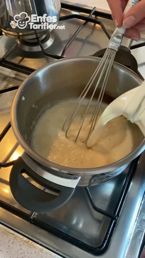 Beşamel sos hazırlanırken tencereye süt eklenip tel çırpıcıyla karıştırılması