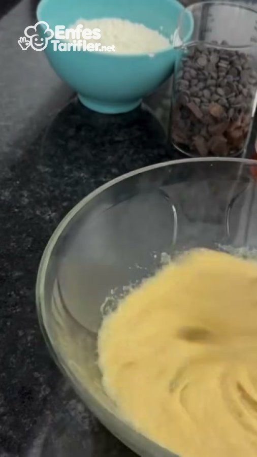 Cam kasede kurabiyenin sıvı karışımının çırpılması