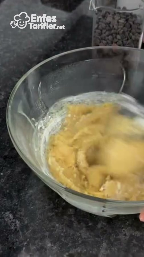 Un eklenen kurabiye hamurunun spatulayla karıştırılması