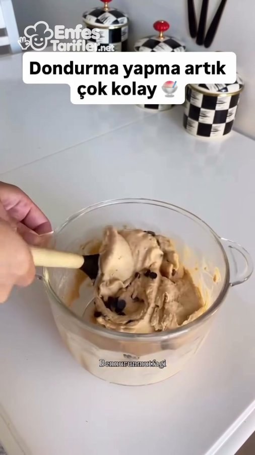Koyu kıvamlı meyveli dondurmanın damla çikolatayla spatula kullanılarak karıştırılması