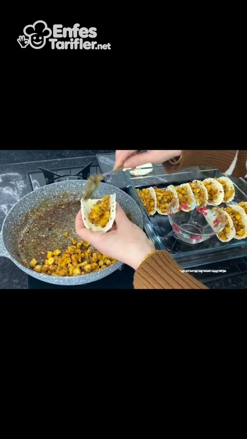 Küçük lavaşın tavuk harcıyla doldurulup taco biçiminde tutulması