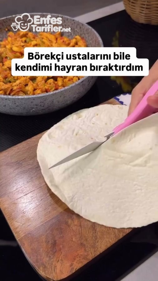 Tezgâha serilen lavaşın mutfak makasıyla ikiye kesilmesi