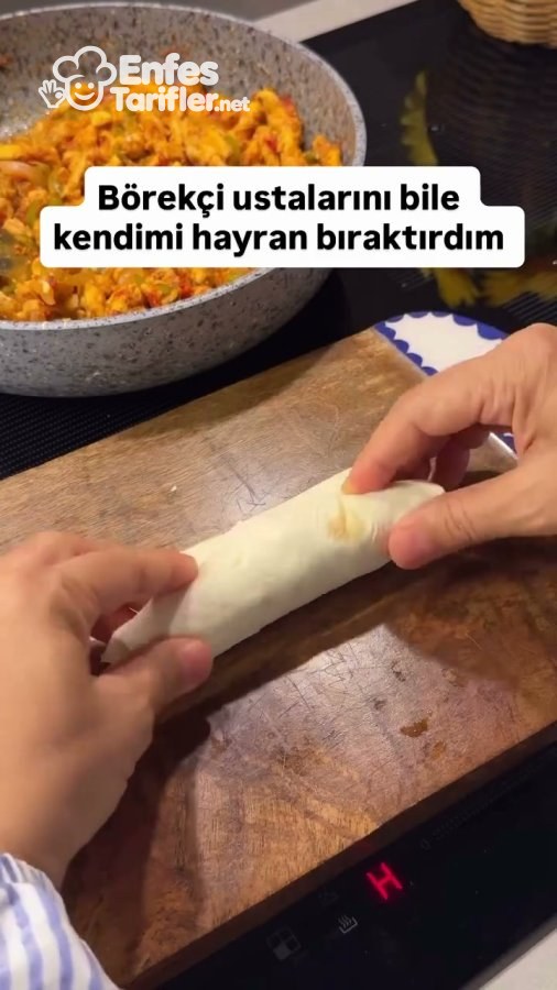 Tavuklu harçla doldurulan lavaşın rulo biçiminde sarılması