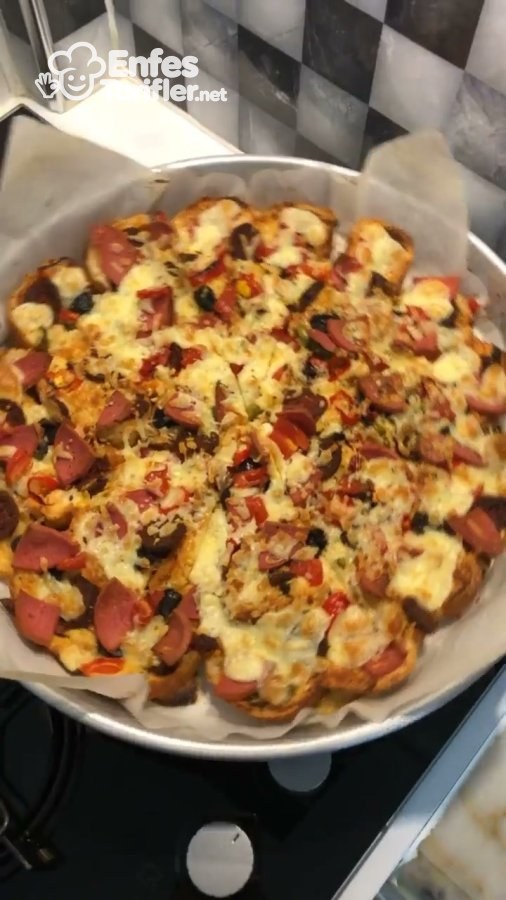 Fırından çıkarılmış, peyniri eriyip üzeri kızarmış bayat ekmek pizzası