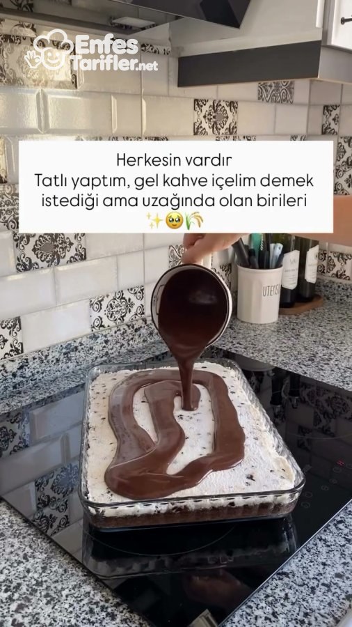 Hindistan cevizli krema katının üzerine çikolatalı ganaj dökülmesi