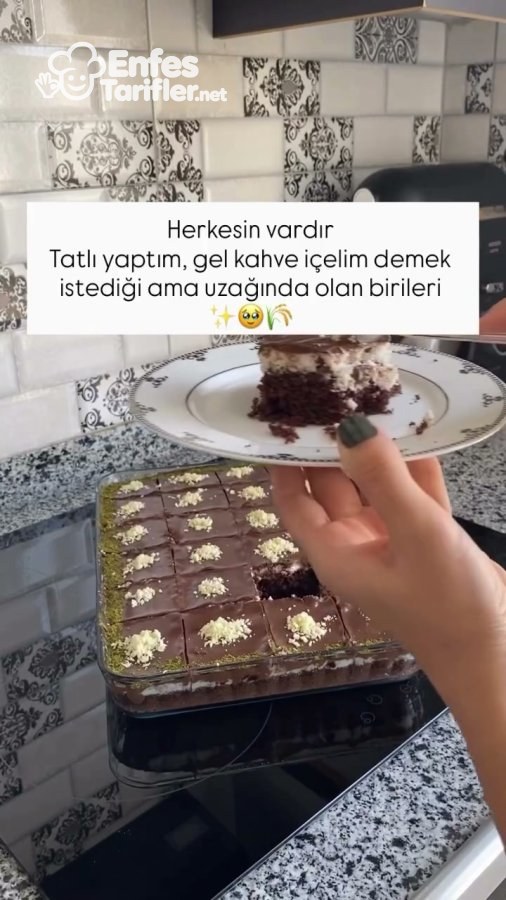 Kakaolu kek, Hindistan cevizli krema ve çikolatalı üst katı görünen pasta diliminin tabakta sunumu