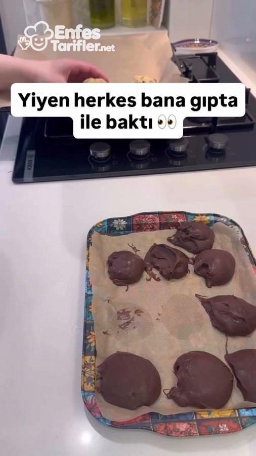 Yağlı kâğıt üzerinde ayrı parçalar halinde hazırlanmış sürülebilir çikolata dolguları