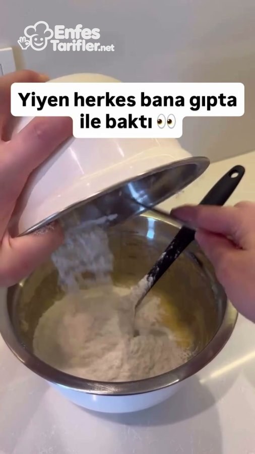 Elenmiş unlu karışımın metal kaptaki kurabiye harcına eklenmesi