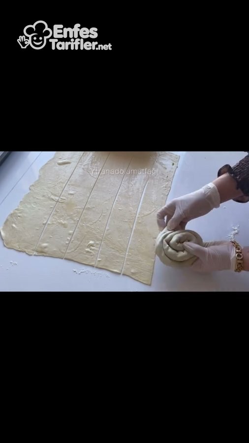 Börek hamurunun elle kendi çevresine dolanarak gül şekline getirilmesi