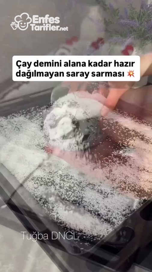 Tepsi tabanına Hindistan cevizi serpilmesi